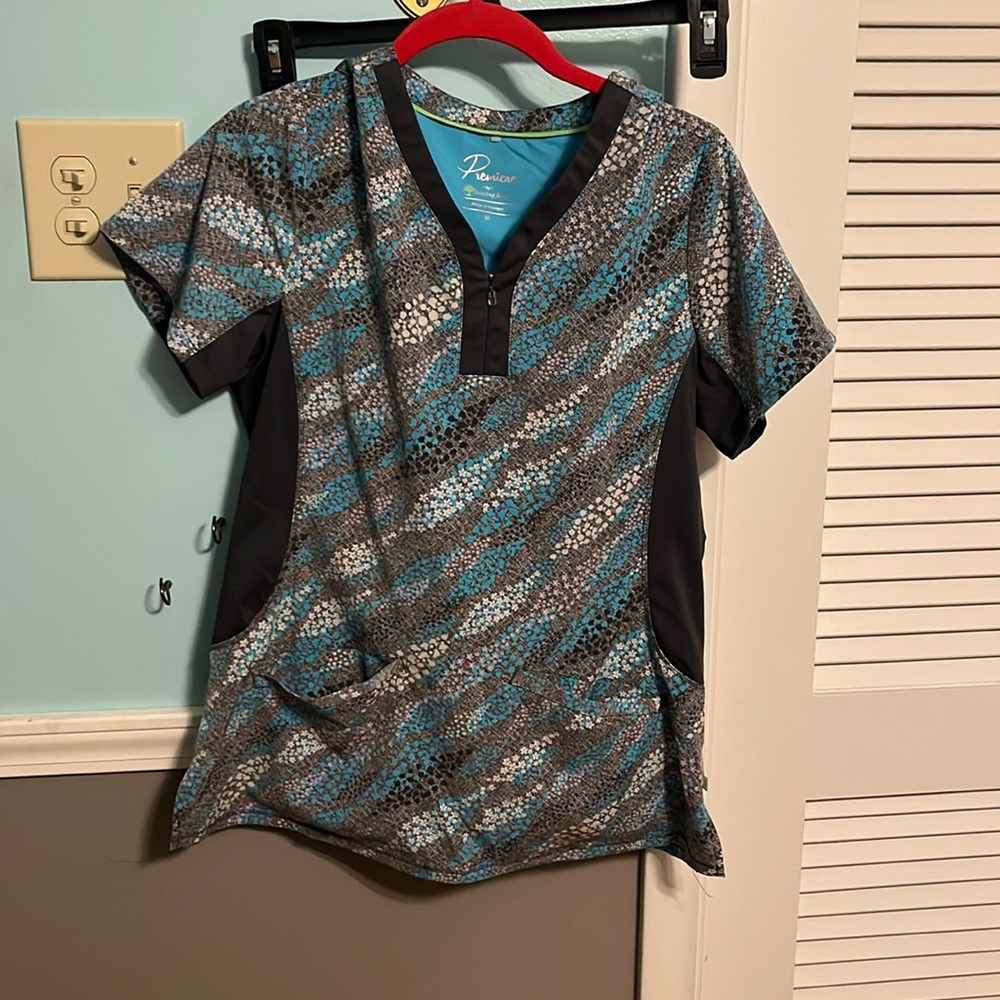 Healing Hands: Premiere Scrub Top Sz. M